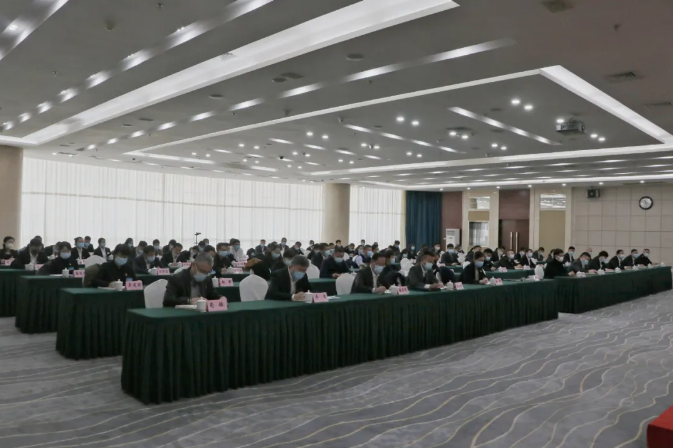 鞍勤集團、溫泉集團舉辦貫徹落實(shí)市第十三次黨代會(huì )精神宣講報告會(huì )(圖3)