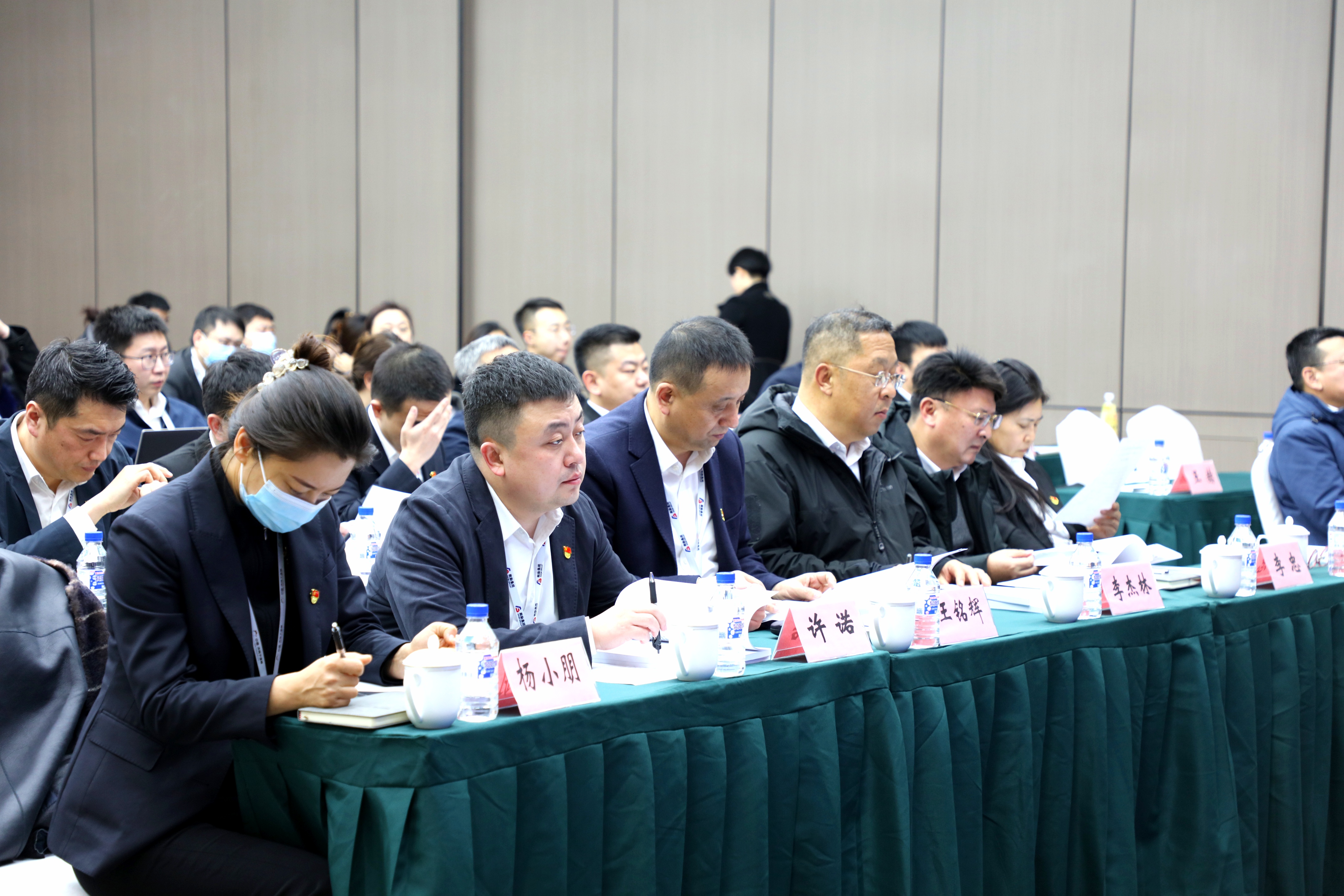 集團舉行機關(guān)中層干部、借調和駐村干部2022年度述職測評會(huì )議